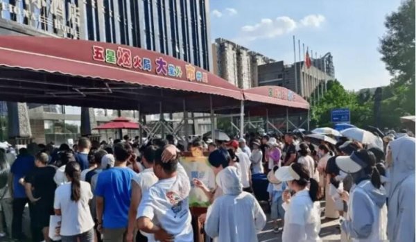 实盘配资平台 闪电热评丨星级酒店为何开启摆摊模式?